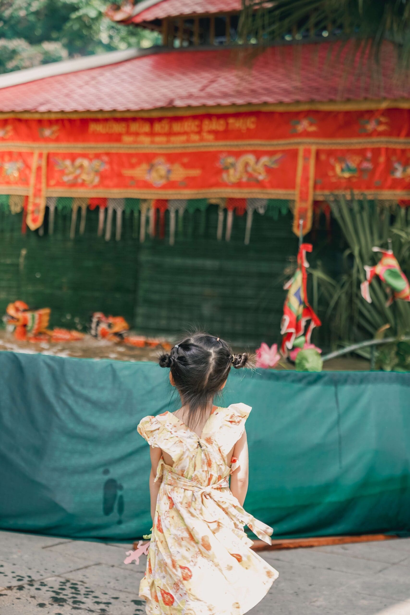 Bé háo hức đón chờ màn múa rối nước